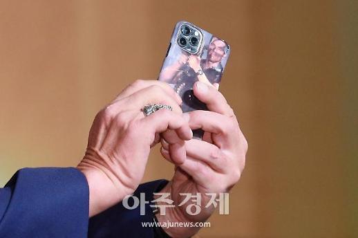 [슬라이드 화보] 아놀드 슈왈제네거, 눈길끄는 아이폰11 코만도 에디션 케이스 (터미네이터:다크 페이트)