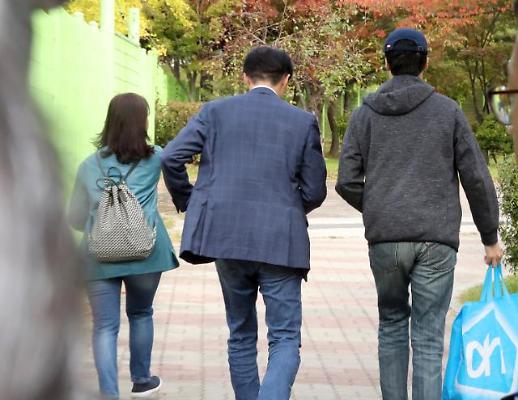 [슬라이드 화보] 정경심 구속 첫날 아들과 함께 서울 구치소 면회 간 조국