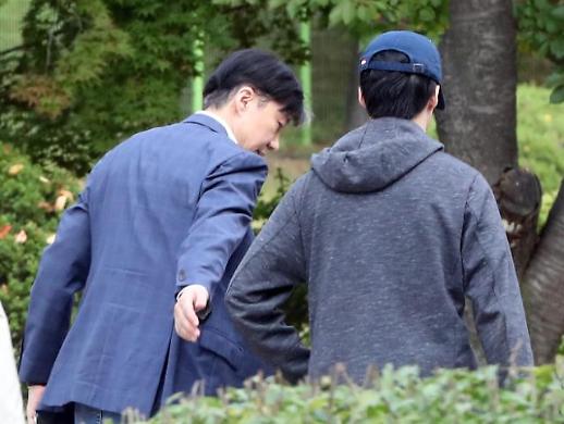 [광화문갤러리] 조국, 아들과 함께 부인 정경심 구속 첫날 면회