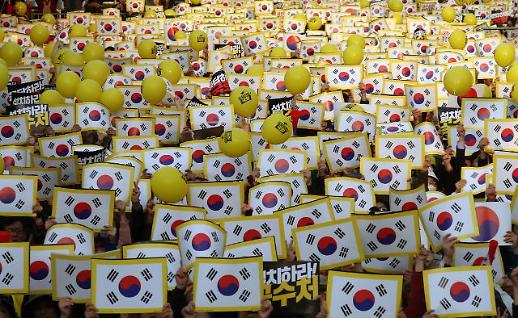 [슬라이드 화보]  여의도 가득메운 검찰개혁 촉구 촛불집회...태극기 물결 이룬 촛불 문화제