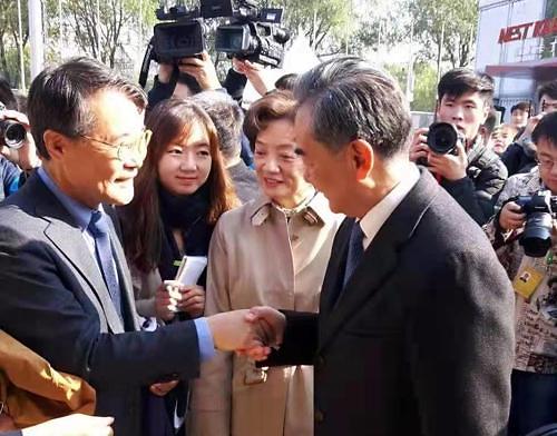 韩驻华大使出席国际义卖活动会见中国外长