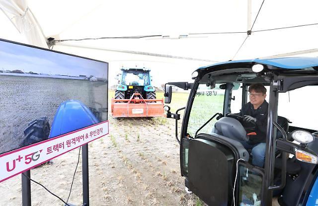 LGU+ demonstrates unmanned tractor using 5G technology