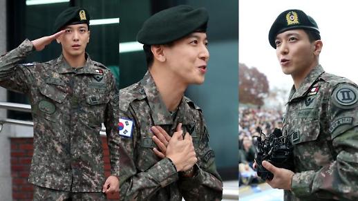 [슬라이드 화보] 씨엔블루 정용화 특급전사의 각 잡힌 경례...충성 전역을 명 받았습니다