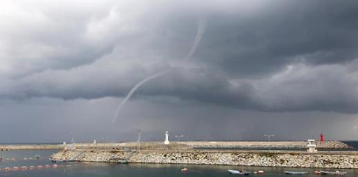 [슬라이드 화보] 하늘로 솟구치는 바닷물...울진 앞바다 신비한 용오름 현상