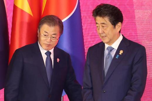 [슬라이드 화보]  아베 총리와 11분 단독 환담한 문재인 대통령, 무슨 얘기 나눴나