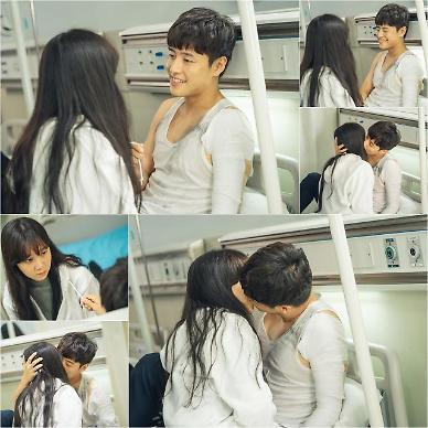 동백꽃 필 무렵 강하늘·공효진, 후드티 키스신 비하인드컷 공개