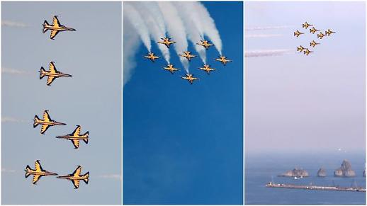 [슬라이드 화보] 아찔한 축하비행 펼치는 블랙이글스