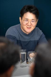 조원태 한진 회장, “후대 부끄럽지 않은 기업 만들겠다”... 첫 작업 ‘임원감축’