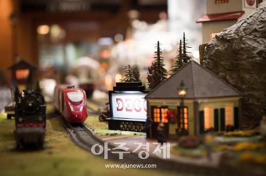 [주말&호텔]기차부터 에펠탑까지…호텔가 크리스마스 맞이 이색 장식 눈길