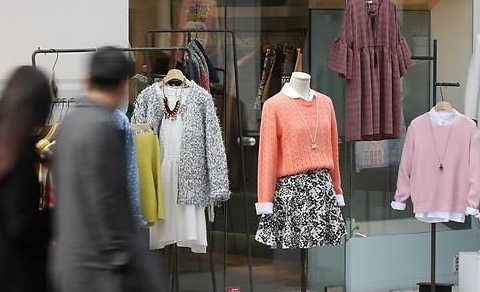 不花闲钱买衣服 韩今年三季度服装消费同比降1.9%