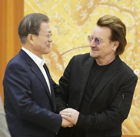 ​[PHOTO] President Moon meets rock band U2s Bono