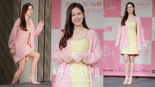 [슬라이드 화보] 손예진, 다소 과감하지만 러블리하게 소화 (사랑의 불시착 제작발표회)