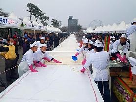 Guinness lists 5.08 km-long bar rice cake as new record holder