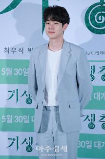 美 가수 테일러 스위프트 밀어낸 최우식, 오스카 무대 설까?