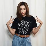 Singer Sunmi jokingly refutes online rumors about breast implant