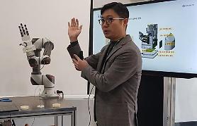 Researchers develop human hand-like robot manipulator capable of moving eggs