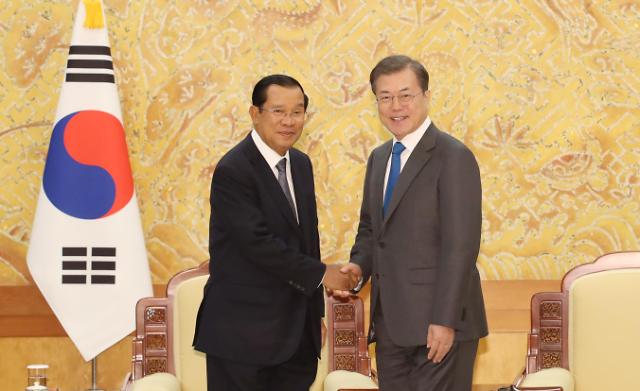 文在寅会见柬埔寨首相洪森