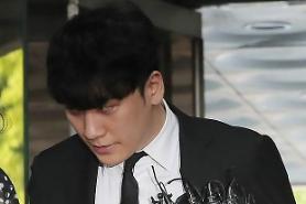 Seungri ordered to join boot camp for mandatory military service  