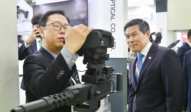 韩国防长郑景斗参加印度最大规模防展