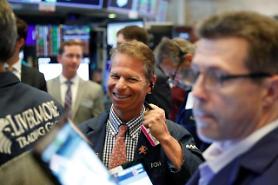 Chứng khoán Mỹ tiếp tục đạt kỷ lục tăng cao khi nhà đầu tư dự đoán sự lây lan của coronavirus sẽ bị chậm lại