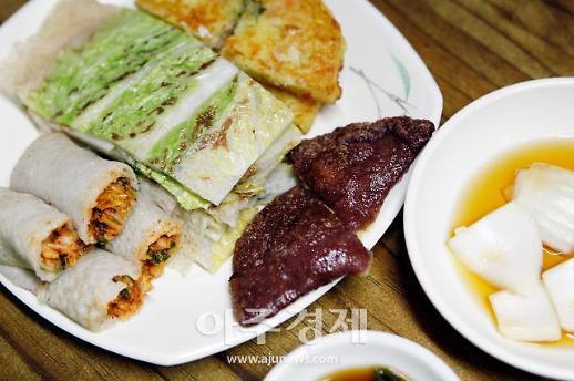 [기수정의 여행미학] 고소한 전병·쫄깃한 국수…강원 전통시장 味담