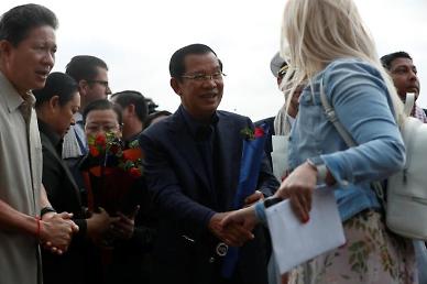 [NNA] 크루즈선 웨스테르담호 캄보디아 하선... 훈센 총리가 직접 맞아