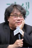 Parasite director urges filmmakers to take on adventurous path 