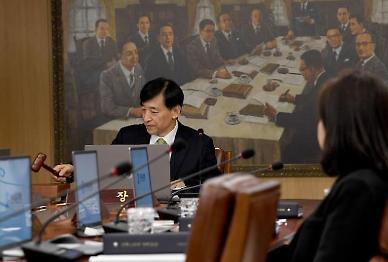한은, 코로나19 악재에 기준금리·성장률 동시에 낮출까