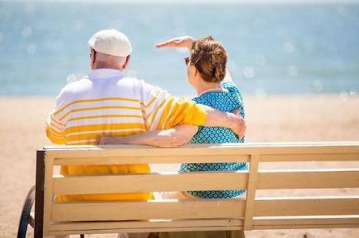  [이제는 비대면] 디지털 소외 노인고객 잡기 어떻게?