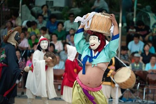 왜장녀 배꼽춤 납시오…탈춤 해학 한마당