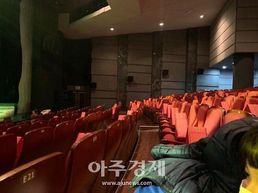 ​[코로나19] 코로나로 멈춰선 연예계, 위기의 엔터사업 해법 없을까