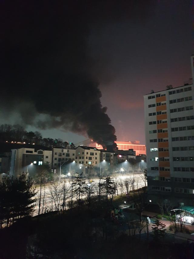 三星华城半导体工厂起火浓烟四起