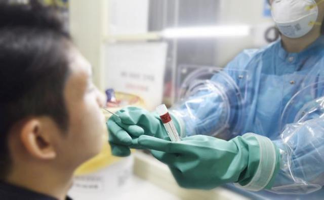 [Coronavirus] ​Seoul hospital adopts glove wall system to protect medical staff