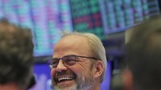 Dow Jones tăng trở lại 5,20% ... chúc mừng cho kế hoạch kích thích 1 nghìn tỷ USD