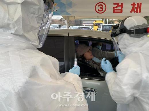 [코로나19] 비대면 드라이브 스루, 생활로 들어오다···책·장난감 대여·활어회도 다 된다