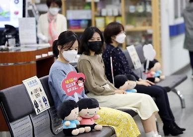 [사회적 거리 두기 이렇게] 마스크 쓰고, 모임 자제하고 4월에도 당분간 지속해야