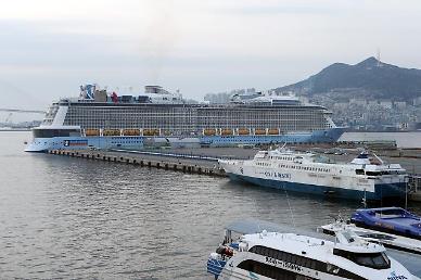 [Coronavirus] Supercruiser Quantum of the Seas anchors in Busan to receive supplies 