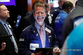 COVID 19 đang có dấu hiệu giảm... Chứng khoán Mỹ tăng vọt 7%