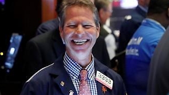 Gói kích thích kinh tế Mỹ giúp Dow Jones tăng 1,22% ... Giá dầu quốc tế giảm 9,3%
