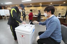 Cử tri Hàn Quốc bỏ phiếu bầu cử quốc hội trong bối cảnh dịch COVID 19 suy giảm ở nước này