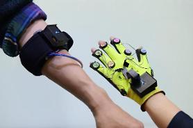 State research institute develops system to help hearing-impaired to feel sound through tactile sensation
