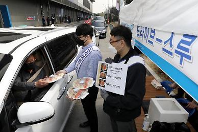 [‘드라이브스루’가 뜬다] 비대면 판매 전방위 확산…호텔에 시장까지