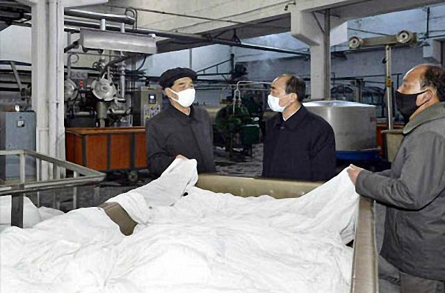 朝鲜“三号人物”朴凤柱视察平壤纺织工厂
