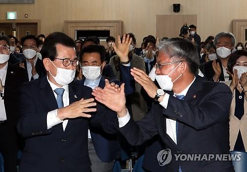 [포토] 방사광가속기, 웰컴! 청주는 지금 잔치 분위기