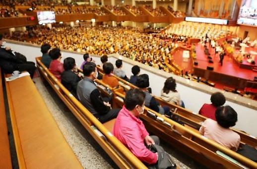 [포토] 생활방역 실시 후 첫 예배...예전처럼 북적이는 인파