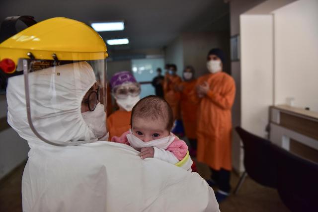 지난 11일(현지시간) 터키 이스탄불의 한 병원에서 코로나19 확진 판정을 받은 아기인 아민 테페를 돌보고 있다.[사진=AP·연합뉴스]