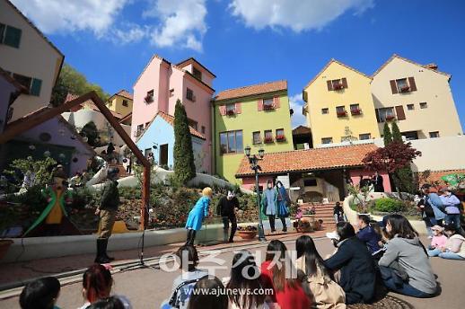 쾌적한 환경, 재밌는 공연…쁘띠프랑스 야외공연, 입장객 호평