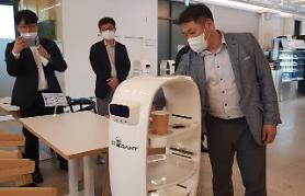 Quán cà phê Hàn Quốc sử dụng Robot barista phục vụ khách hàng trong mùa dịch COVID