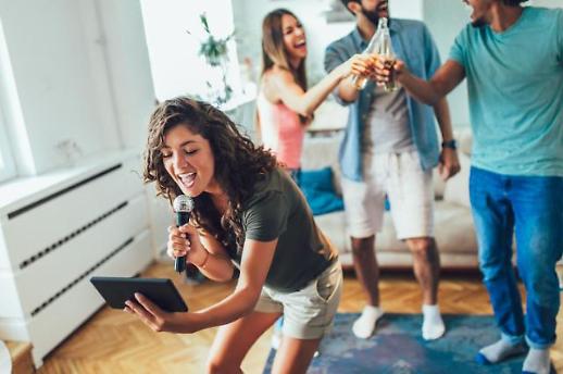 [위기의 노래방]② 홈싱어·코로나19…휘청이는 노래방, 현 상황은?