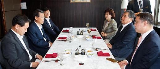 윤석헌-은성수 긴급 오찬회동…수석부원장 직제 유지키로